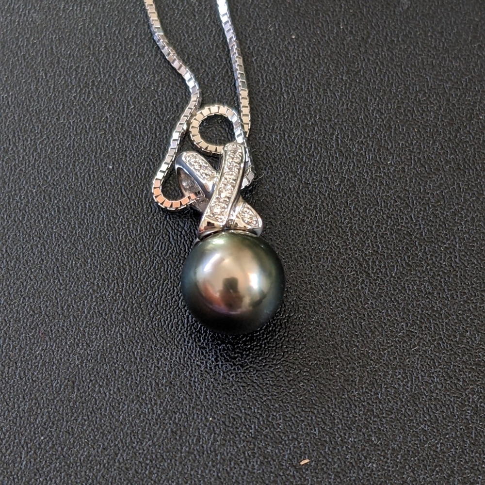 Black pearl necklace, 14kt white gold with diamonds